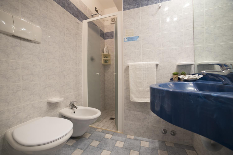 Bathroom 4, Hotel De Londres, Rimini