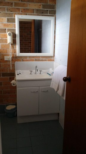 Bathroom 4, Forster Palms Motel, Great Lakes