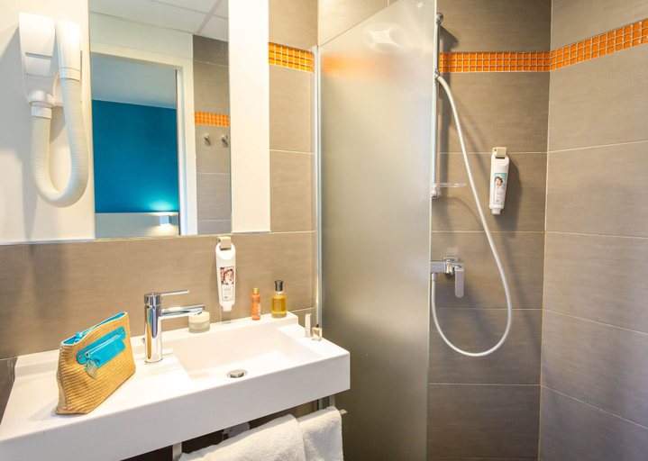 Bathroom 3, B&B Hotel Marseille Centre La Timone, Bouches-du-Rhône