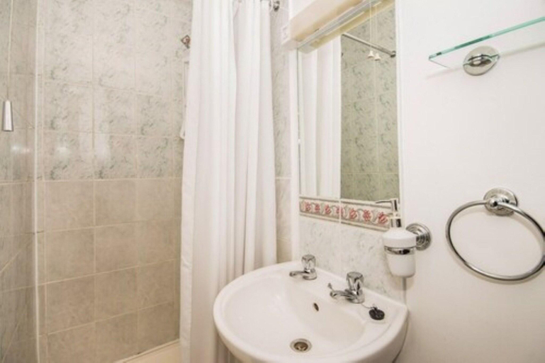 Bathroom 4, Green Haven Guest House, Warwickshire