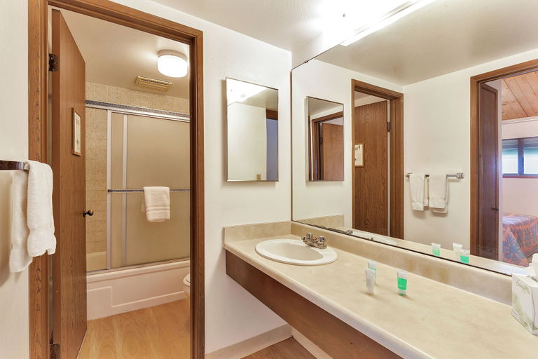 Bathroom 5, Castle at Moloka'i Shores, Maui