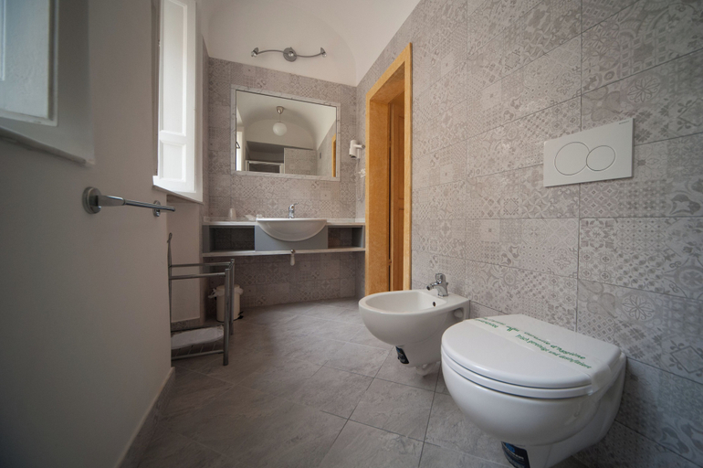 Bathroom 4, Albergo Etruria, Pisa