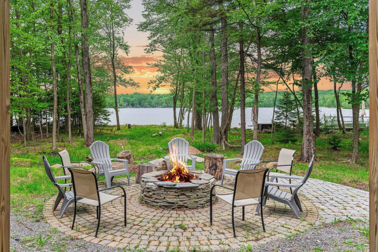 Others 1, Tavern at the Woods by Avantstay Lakefront Views, Hot Tub, Firepit, Game Room, Monroe