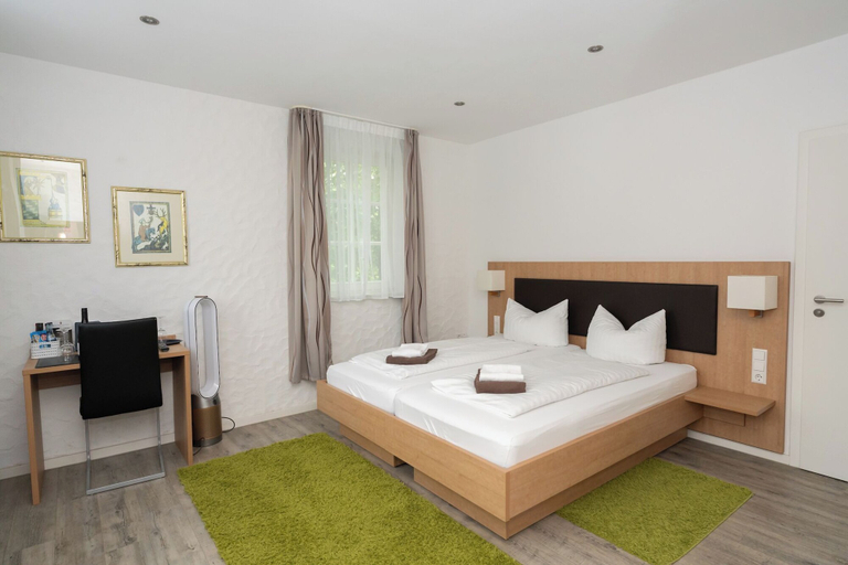 Bedroom 4, Hotel Garni BURG WALDENSTEIN, Rems-Murr-Kreis