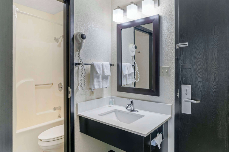 Bathroom 4, Clarion Pointe Jasper, Dubois