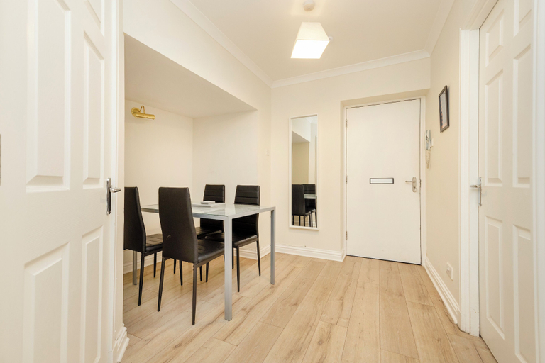Others 3, JOIVY Elegant Flat Near Fountain Park, Edinburgh