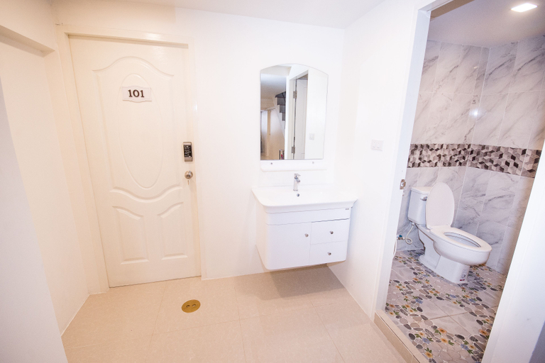 Bathroom 4, Nina Guesthouse, Phra Nakhon
