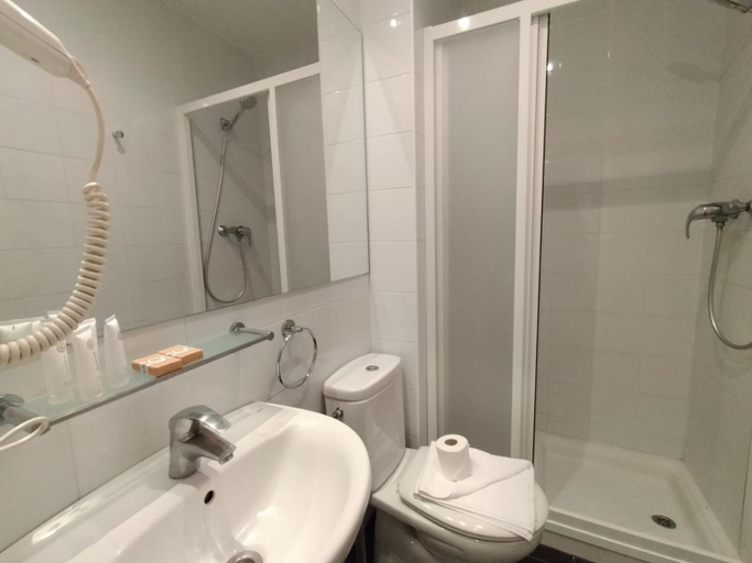 Bathroom 4, Apartamentos Liceu by gaiarooms, Barcelona