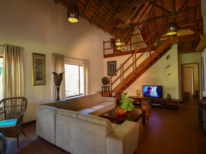 Living room, 6-person Villa at Kruger Park Entrance, Mopani