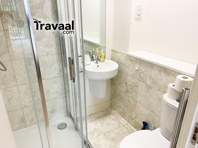 Bathroom 3, Travaal - 2 Bedroom - Duplex Apartment's, Hampshire