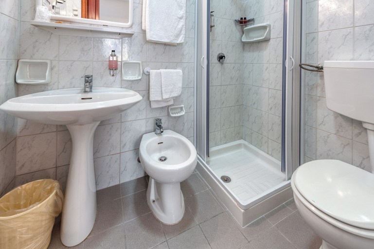 Bathroom 5, Barsotti Hotel, Brindisi