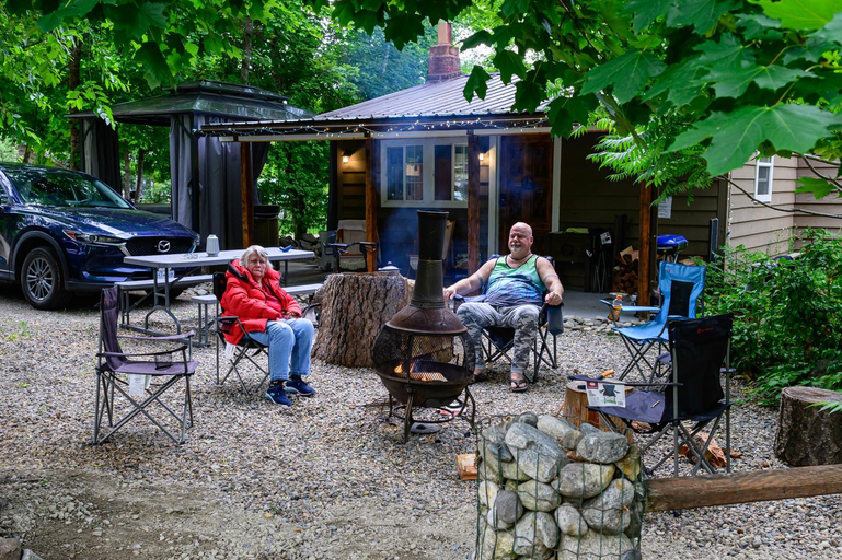 Food & Drinks 5, Barefoot Villas Room 1 Redwood, Kootenay Boundary