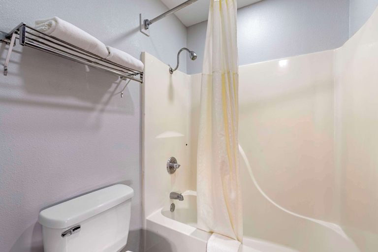 Bathroom 4, Quality Inn Siloam Springs West, Benton