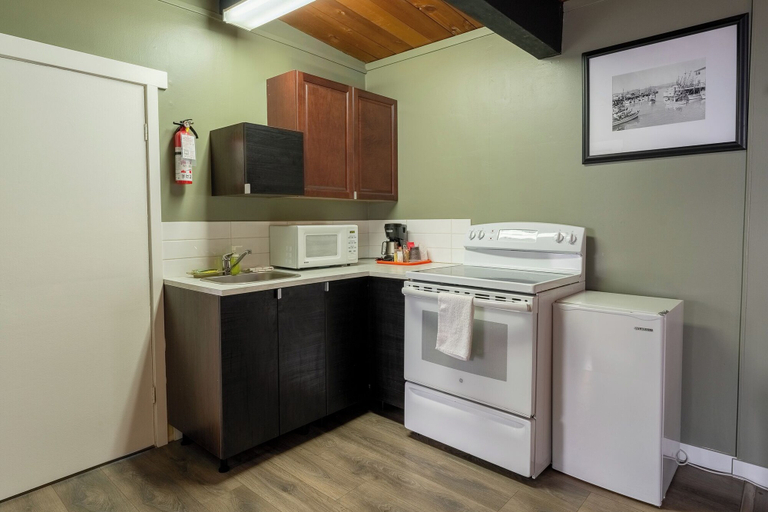 Others 5, Ace Motel, Okanagan-Similkameen