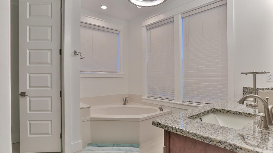 Bathroom 4, Hook, Wine, and Sinker, Walton
