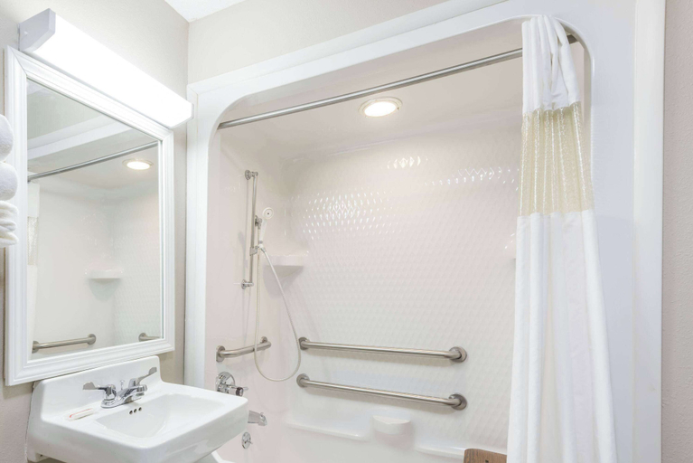 Bathroom 5, Baymont by Wyndham Cambridge, Guernsey