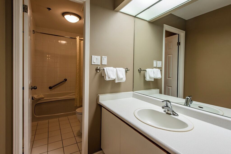 Bathroom 5, Georgian Bay Hotel Trademark Collection by Wyndham, Simcoe