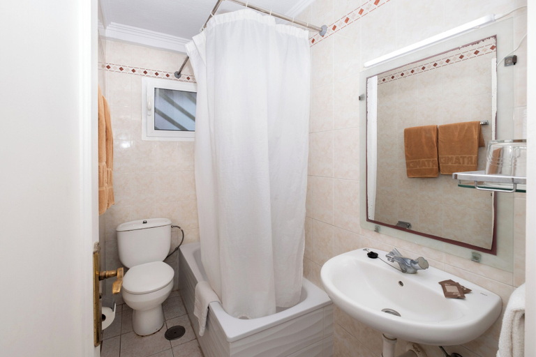 Bathroom 3, Apartamentos Teneguia, Santa Cruz de Tenerife