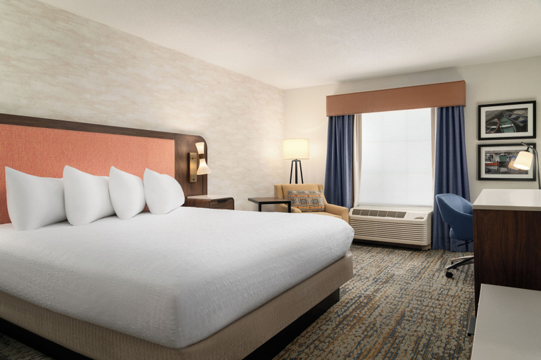 Bedroom 3, Hampton Inn & Suites Newport Middletown, Newport