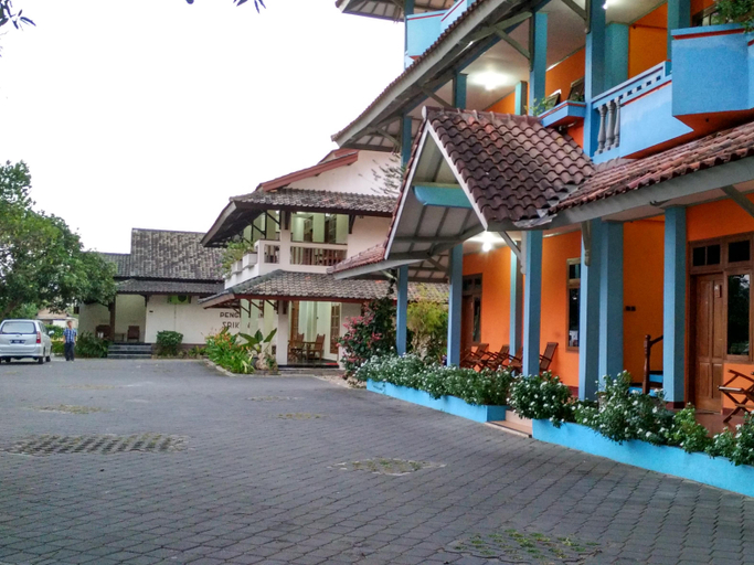 Exterior & Views