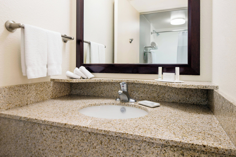Bathroom, SpringHill Suites by Marriott Bakersfield, Kern