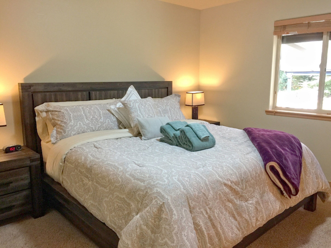 Bedroom 2, 65GS - Hot Tub - Wi-Fi - Pets Ok - BBQ - Sleeps 10, Whatcom