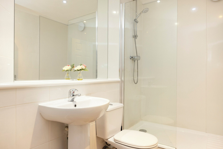 Bathroom 2, JOIVY Elegant Flat Near Fountain Park, Edinburgh