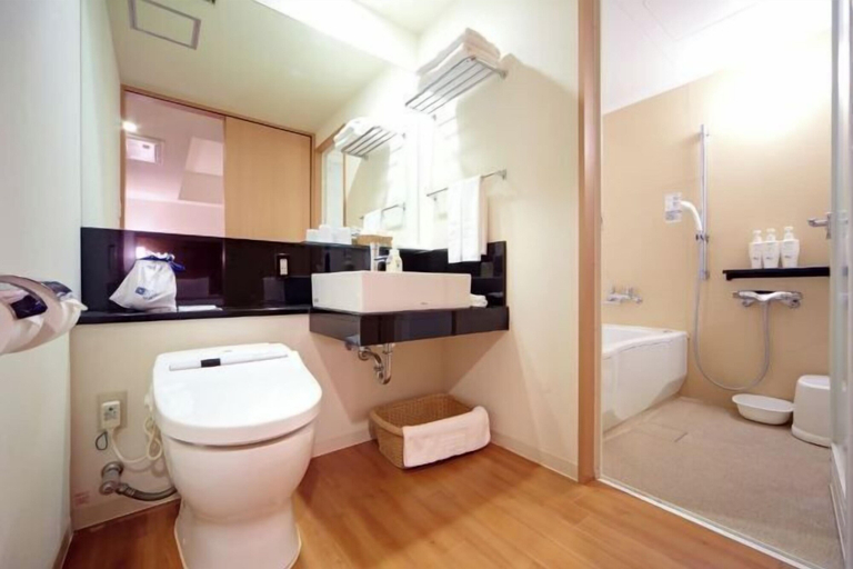 Bathroom 16