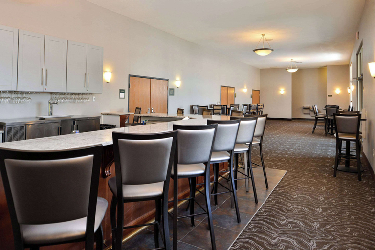 Food & Drinks 5, Comfort Inn & Suites Madison North, Dane