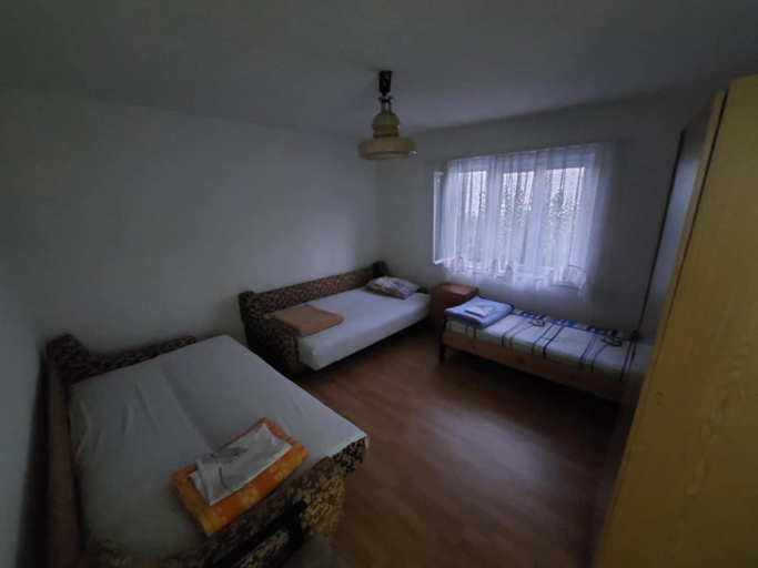 Others 4, Hostel Kuzmanovski