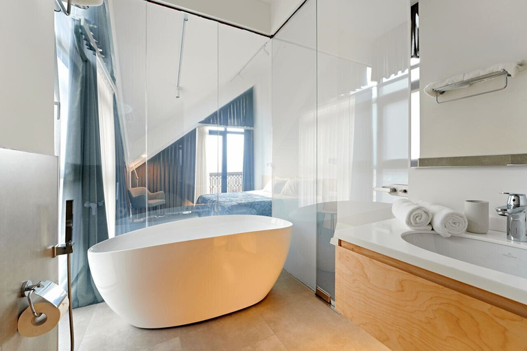 Bathroom 4, Dilijani Tun