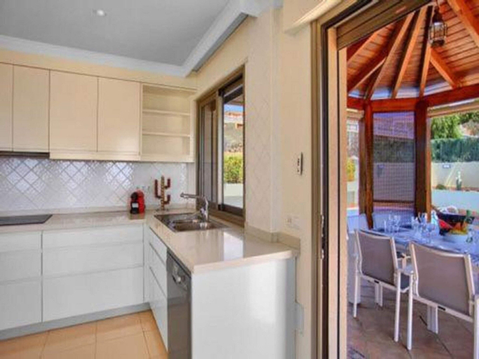 Private kitchen 3, Belvilla by OYO Holiday Home in Puerto de Santiago, Santa Cruz de Tenerife