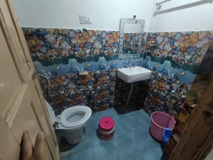 Bathroom 3, New Heaven Canal Guest House, Srinagar