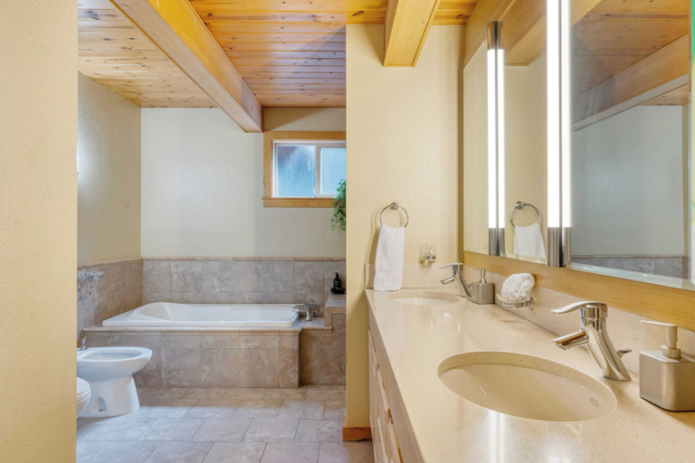 Bathroom, Ember by AvantStay, El Dorado