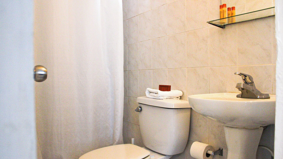 Bathroom 2, Chandelier 202