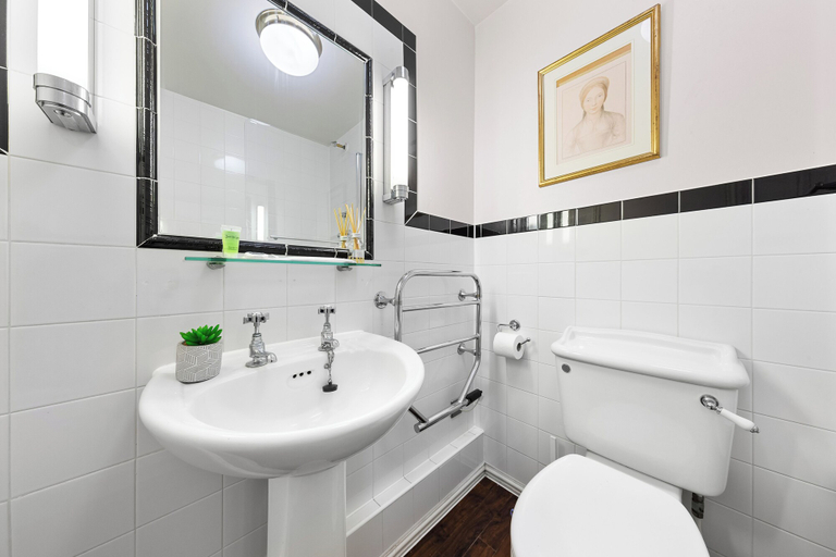 Bathroom 4, Harte and Garter, Slough