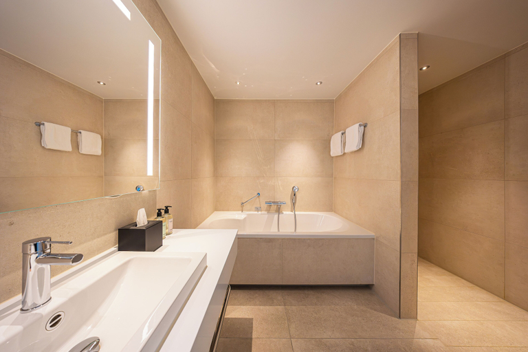 Bathroom 5, Van der Valk Hotel Schiphol, Haarlemmermeer