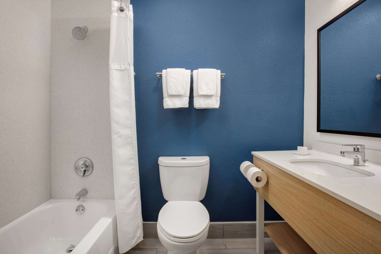 Bathroom 4, Spark by Hilton Atlanta Cumberland Ballpark, Cobb