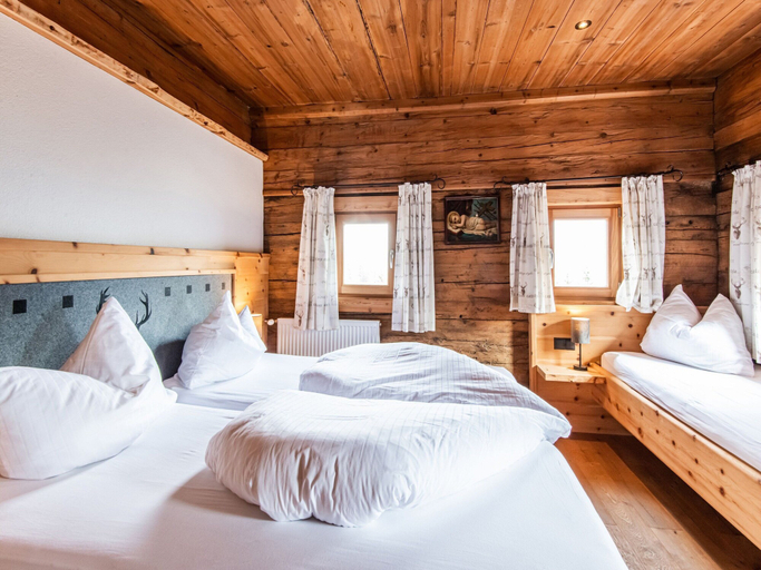 Room 5, Spacious Holiday Home With Sauna, Schwaz