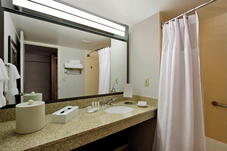 Bathroom 4, Courtyard by Marriott Lyndhurst Meadowlands, Bergen