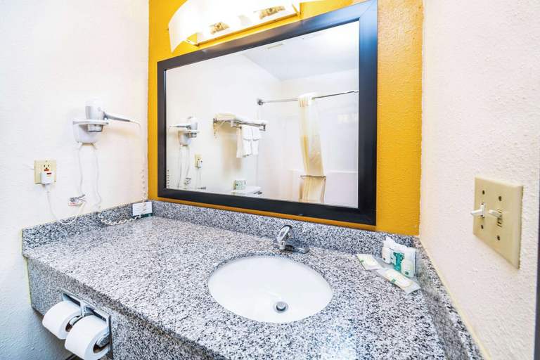 Bathroom 4, Quality Inn & Suites Danville East, Vermilion