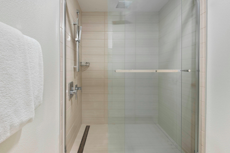 Bathroom 4, Courtyard by Marriott Tampa Downtown, Hillsborough
