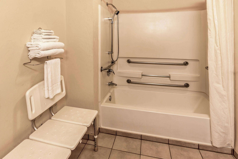 Bathroom 5, Super 8 by Wyndham Woodburn, Marion