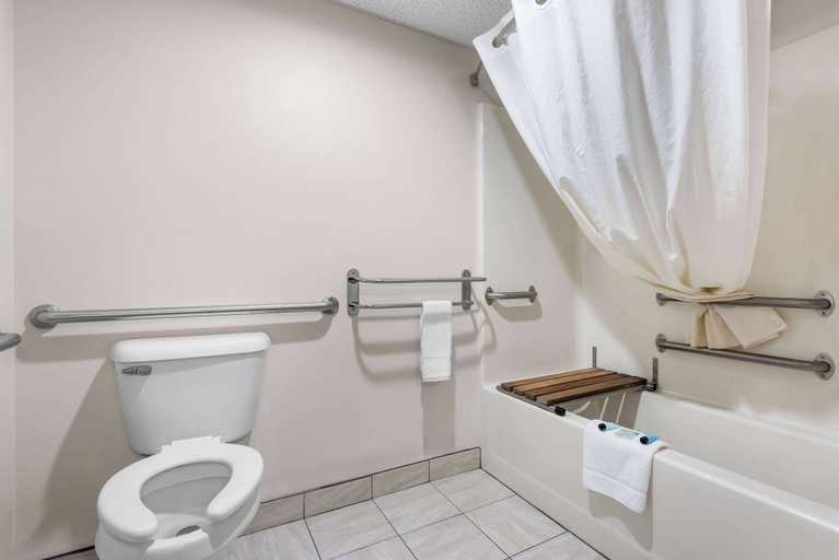 Bathroom 4, Super 8 by Wyndham Oelwein, Fayette