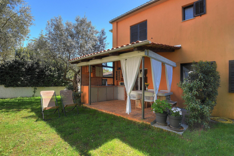 Exterior 4, Comfortable Apartment With Private Terrace, Fažana