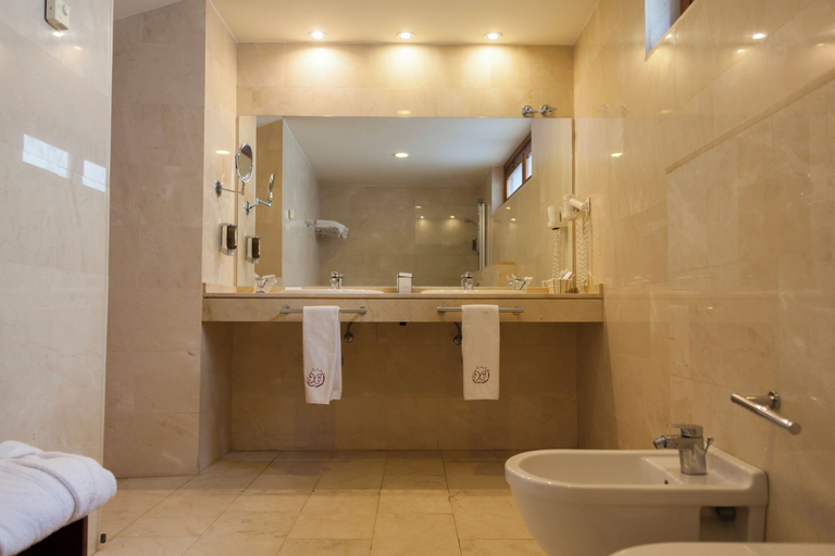 Bathroom 5, Hotel Puerta de la Luna, Jaén