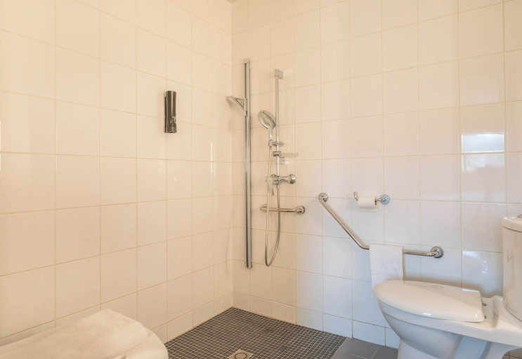 Bathroom 4, B&B HOTEL Marseille La Valentine Porte d'Aubagne, Bouches-du-Rhône