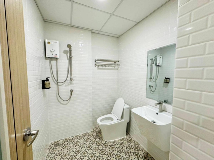 Bathroom 4, H-Banaat Hotel near Yanhee Hospital, Bang Plad