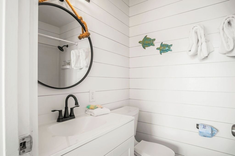 Bathroom 3, Eleventh, Nueces