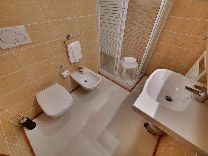 Bathroom 3, Hotel Mondial, Genova